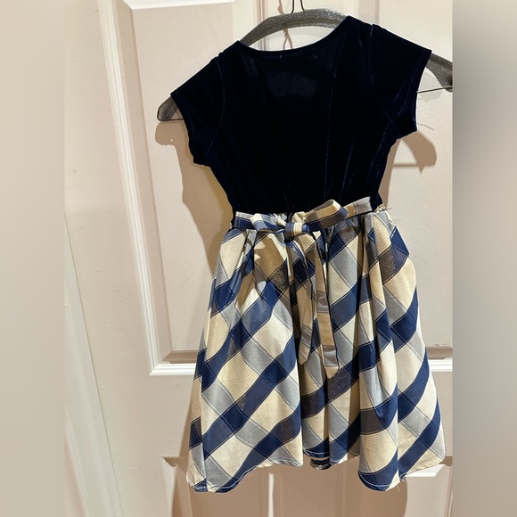 This soft special occasion dress is perfect for any occasion. - Picture 2 of 5